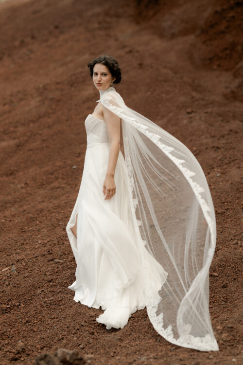 « PREMIUM » est une robe de mariée couture en mousseline de soie avec un drapé en mousseline de soie. Son bustier de mariée peut se porter avec ou sans bretelles. Et son drapé pourra s’adapter à tous les décolletés pour votre robe de mariée sur mesure. Bijoux @anthemis.paris .Paulin est une étole de mariée comme un voile de mariée bordée de fine broderie de notre fournisseur de dentelle de Calais française.