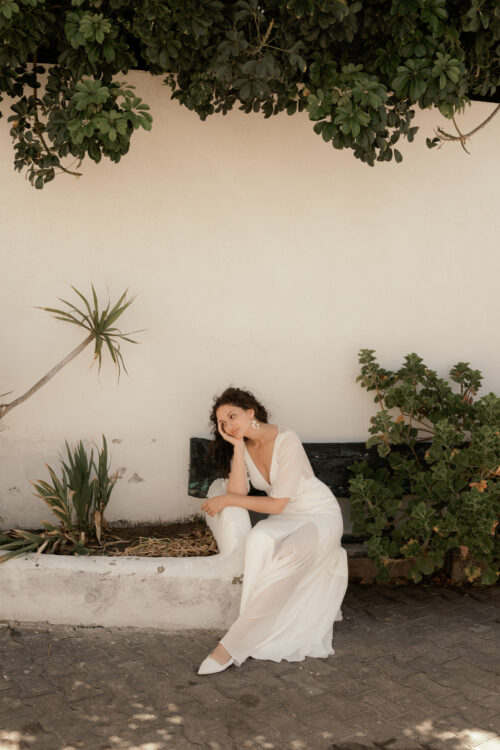 PAIX est une robe de mariée épurée en crêpe de soie et mousseline de soie. Son élégance conviendra parfaitement pour mariage cool et chic. C’est une robe de mariée fluide et légère. Elle se compose d’une jupe évasée par des incrustations de mousseline de soie et d’un dos nu de mariée délicat, pour une robe de mariée sobre et élégante. Bijoux @anthemis.paris