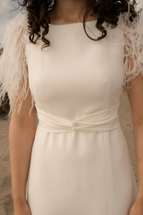 PROMISE est une robe de mariée moderne en crêpe eco-friendly avec des manches courtes en broderie de plumes. C’est une robe de mariée chic avec une jupe de mariée ample et fendue. Cette robe de mariée dos nu sera parfaite pour un mariage cool et chic. En réalisant votre robe de mariée sur mesure, vous pourrez opter pour les manches de votre choix. Bijoux @anthemis.paris