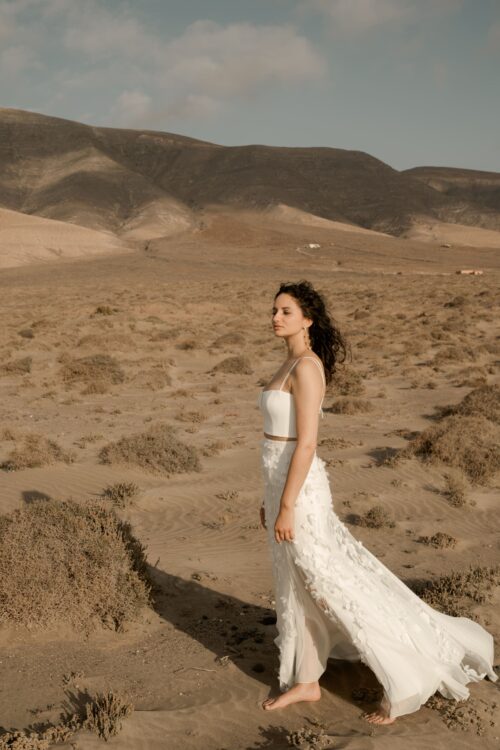 L’ensemble de mariée Pistil et Pollen se compose d’une jupe de mariée en tulle brodé de fleurs et d’un bustier de mariée en crêpe. C’est une tenue de mariée moderne pour un mariage bohème, cool et chic. Bijoux @anthemis.paris