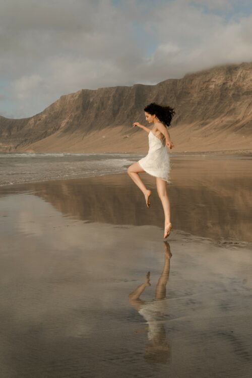 PLUMES est une robe de mariée courte en crêpe et broderie de plumes. Elle sera parfaite comme tenue de mariée civile et pour la deuxième robe de mariée de soirée. Bijoux @anthemis.paris
