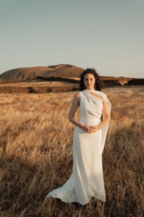 ONDINE est une robe de mariée chic en crêpe de soie. Son décolleté asymétrique en fait une robe de mariée élégante. C’est une robe de mariée drapée féminine pour un mariage cool et chic. Bijoux @anthemis.paris