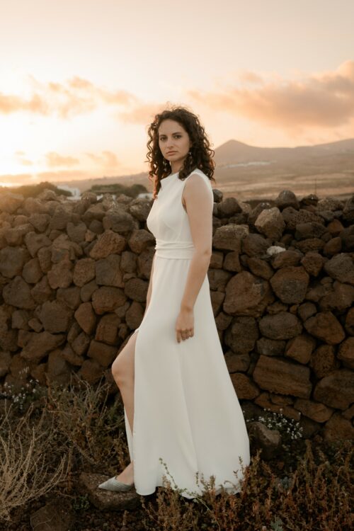 PERFECTUM est une robe de mariée chic. Le col et la ceinture sont en crêpe de soie drapé avec délicatesse. Cette robe de mariée minimaliste conviendra parfaitement pour un mariage cool et chic. Bijoux @anthemis.paris. Chaussures @flordeasoka_paris
