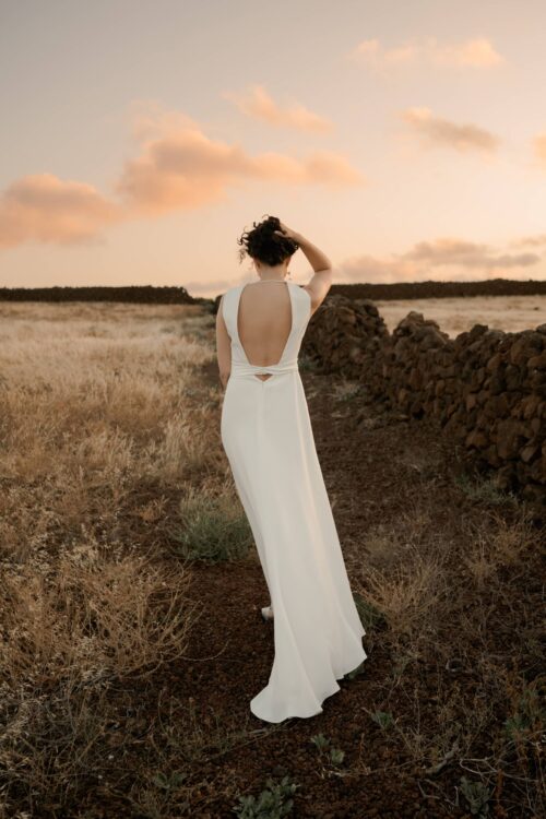 PERFECTUM est une robe de mariée chic. Le col et la ceinture sont en crêpe de soie drapé avec délicatesse. Cette robe de mariée minimaliste conviendra parfaitement pour un mariage cool et chic. Bijoux @anthemis.paris. Chaussures @flordeasoka_paris
