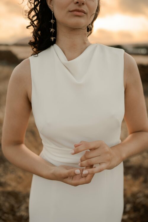 PERFECTUM est une robe de mariée chic. Le col et la ceinture sont en crêpe de soie drapé avec délicatesse. Cette robe de mariée minimaliste conviendra parfaitement pour un mariage cool et chic. Bijoux @anthemis.paris. Chaussures @flordeasoka_paris