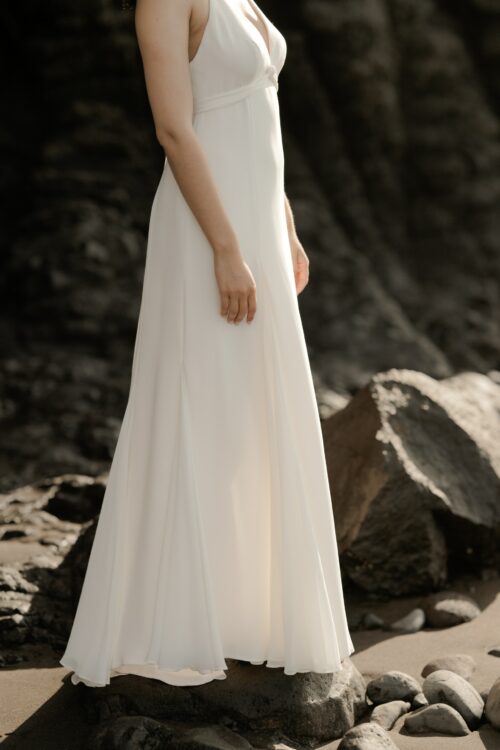 PLAISIR est une robe de mariée féminine en crêpe de soie. Son décolleté fines bretelles en fait une robe de mariée sensuelle. Sa jupe incrustée de quilles en mousseline de soie donnera une allure incroyable pour un mariage cool et chic.