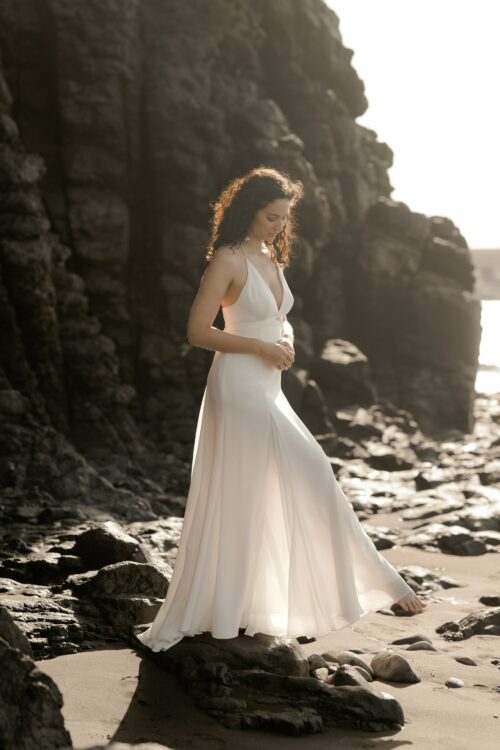 PLAISIR est une robe de mariée féminine en crêpe de soie. Son décolleté fines bretelles en fait une robe de mariée sensuelle. Sa jupe incrustée de quilles en mousseline de soie donnera une allure incroyable pour un mariage cool et chic. Bijoux @anthemis.paris