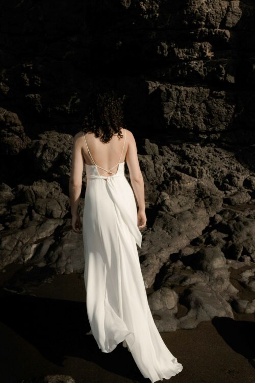 PLAISIR est une robe de mariée féminine en crêpe de soie. Son décolleté fines bretelles en fait une robe de mariée sensuelle. Sa jupe incrustée de quilles en mousseline de soie donnera une allure incroyable pour un mariage cool et chic.