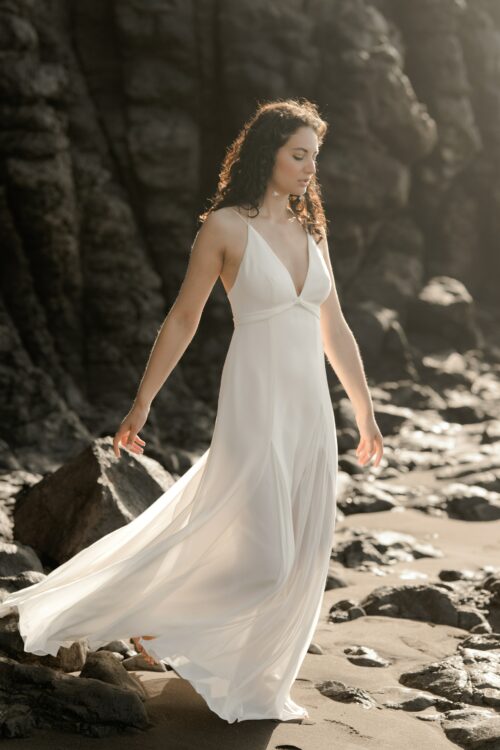 PLAISIR est une robe de mariée féminine en crêpe de soie. Son décolleté fines bretelles en fait une robe de mariée sensuelle. Sa jupe incrustée de quilles en mousseline de soie donnera une allure incroyable pour un mariage cool et chic. Bijoux @anthemis.paris