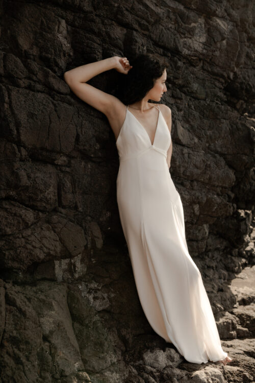 PLAISIR est une robe de mariée féminine en crêpe de soie. Son décolleté fines bretelles en fait une robe de mariée sensuelle. Sa jupe incrustée de quilles en mousseline de soie donnera une allure incroyable pour un mariage cool et chic.