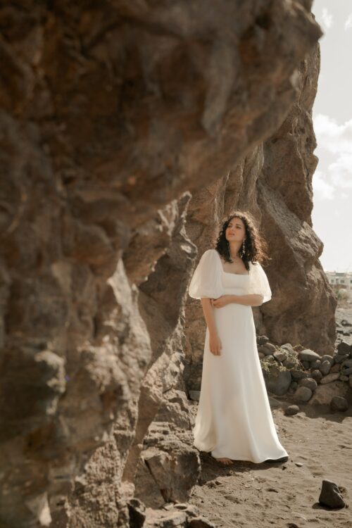 POWERFUL est une robe de mariée chic en crêpe de soie avec des manches bouffantes en mousseline de soie plissée. Son décolleté carré conviendra parfaitement aux filles qui cherchent une robe de mariée pour forte poitrine. Bijoux @anthemis.paris