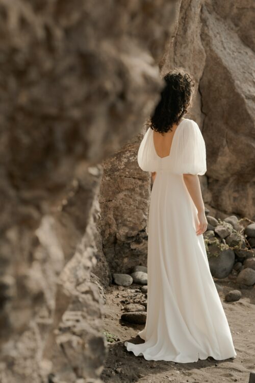POWERFUL est une robe de mariée chic en crêpe de soie avec des manches bouffantes en mousseline de soie plissée. Son décolleté carré conviendra parfaitement aux filles qui cherchent une robe de mariée pour forte poitrine. Bijoux @anthemis.paris
