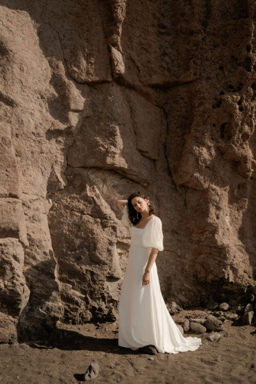 POWERFUL est une robe de mariée chic en crêpe de soie avec des manches bouffantes en mousseline de soie plissée. Son décolleté carré conviendra parfaitement aux filles qui cherchent une robe de mariée pour forte poitrine. Bijoux @anthemis.paris
