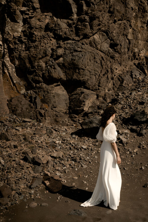 POWERFUL est une robe de mariée chic en crêpe de soie avec des manches bouffantes en mousseline de soie plissée. Son décolleté carré conviendra parfaitement aux filles qui cherchent une robe de mariée pour forte poitrine. Bijoux @anthemis.paris